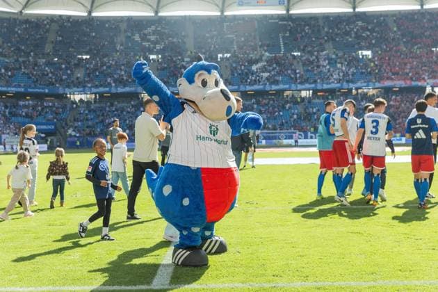 Soccer I Men I Season 2023 2024 I 2 Bundesliga I 28 Matchday I Hamburger SV 1 FC Kaiserslautern I 06 04 2024 HSV Mascot Dino Hermann celebrates the victory Hamburg Volksparkstadion Hamburg Germany Copyright: xLobecax xHenningxRohlfsx