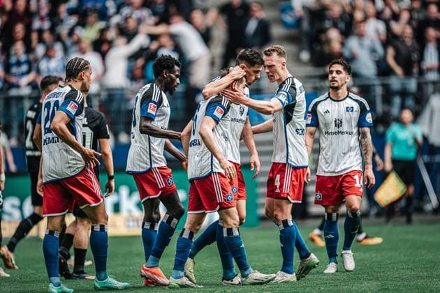 Soccer Men Season 2023 2024 2 Soccer Bundesliga 28 Matchday Hamburger SV vs 1 FC Kaiserslautern 06 04 2024 Lukasz Poreba 6, HSV is celebrated by his team for his goal Hamburg Volksparkstadion Hamburg Germany