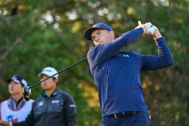 SAN ANTONIO, TX - APRIL 05: Jordan Spieth (USA) watches his tee shot on 12 during Rd2 of the Valero Texas Open at TPC San Antonio (Oaks Course) on April 5, 2024, in San Antonio, Texas. (Photo by Ken Murray Icon Sportswire) GOLF: APR 05 PGA, Golf Herren Valero Texas Open EDITORIAL USE ONLY Icon2404050102