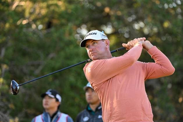 SAN ANTONIO, TX - APRIL 05: Lucas Glover (USA) watches his tee shot on 12 during Rd2 of the Valero Texas Open at TPC San Antonio (Oaks Course) on April 5, 2024, in San Antonio, Texas. (Photo by Ken Murray Icon Sportswire) GOLF: APR 05 PGA, Golf Herren Valero Texas Open EDITORIAL USE ONLY Icon2404050112