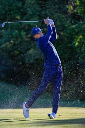 SAN ANTONIO, TX - APRIL 05: Jordan Spieth (USA) watches his tee shot on 13 during Rd2 of the Valero Texas Open at TPC San Antonio (Oaks Course) on April 5, 2024, in San Antonio, Texas. (Photo by Ken Murray Icon Sportswire) GOLF: APR 05 PGA, Golf Herren Valero Texas Open EDITORIAL USE ONLY Icon2404050122