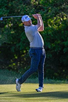 SAN ANTONIO, TX - APRIL 05: Lucas Glover (USA) watches his tee shot on 13 during Rd2 of the Valero Texas Open at TPC San Antonio (Oaks Course) on April 5, 2024, in San Antonio, Texas. (Photo by Ken Murray Icon Sportswire) GOLF: APR 05 PGA, Golf Herren Valero Texas Open EDITORIAL USE ONLY Icon2404050132