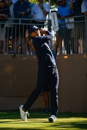 SAN ANTONIO, TX - APRIL 05: Jordan Spieth (USA) watches his tee shot on 17 during Rd2 of the Valero Texas Open at TPC San Antonio (Oaks Course) on April 5, 2024, in San Antonio, Texas. (Photo by Ken Murray Icon Sportswire) GOLF: APR 05 PGA, Golf Herren Valero Texas Open EDITORIAL USE ONLY Icon2404050222