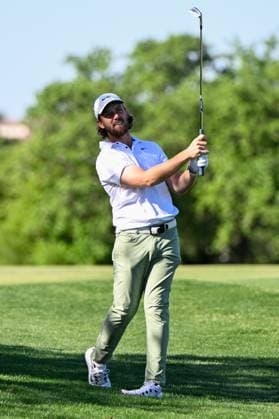SAN ANTONIO, TX - APRIL 05: Tommy Fleetwood (ENG) watches his second shot on 18 during Rd2 of the Valero Texas Open at TPC San Antonio (Oaks Course) on April 5, 2024, in San Antonio, Texas. (Photo by Ken Murray Icon Sportswire) GOLF: APR 05 PGA, Golf Herren Valero Texas Open EDITORIAL USE ONLY Icon2404050242