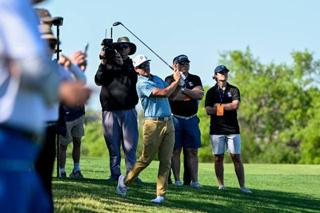 SAN ANTONIO, TX - APRIL 05: Rickie Fowler (USA) watches his second shot on 18 during Rd2 of the Valero Texas Open at TPC San Antonio (Oaks Course) on April 5, 2024, in San Antonio, Texas. (Photo by Ken Murray Icon Sportswire) GOLF: APR 05 PGA, Golf Herren Valero Texas Open EDITORIAL USE ONLY Icon2404050272