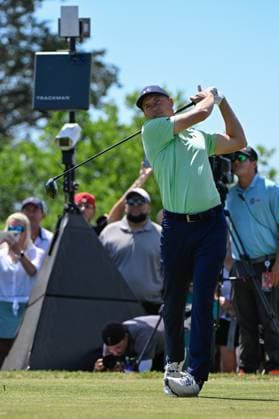 SAN ANTONIO, TX - APRIL 05: Jordan Spieth (USA) watches his tee shot on 8 during Rd2 of the Valero Texas Open at TPC San Antonio (Oaks Course) on April 5, 2024, in San Antonio, Texas. (Photo by Ken Murray Icon Sportswire) GOLF: APR 05 PGA, Golf Herren Valero Texas Open EDITORIAL USE ONLY Icon2404050282