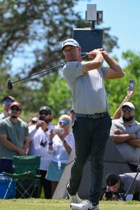 SAN ANTONIO, TX - APRIL 05: Lucas Glover (USA) watches his tee shot on 8 during Rd2 of the Valero Texas Open at TPC San Antonio (Oaks Course) on April 5, 2024, in San Antonio, Texas. (Photo by Ken Murray Icon Sportswire) GOLF: APR 05 PGA, Golf Herren Valero Texas Open EDITORIAL USE ONLY Icon2404050292