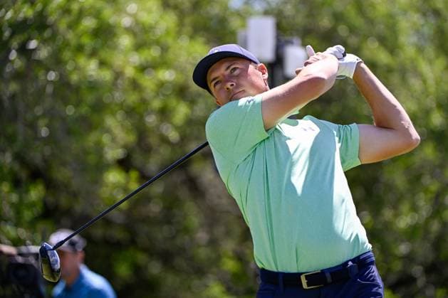 SAN ANTONIO, TX - APRIL 05: Jordan Spieth (USA) watches his tee shot on 9 during Rd2 of the Valero Texas Open at TPC San Antonio (Oaks Course) on April 5, 2024, in San Antonio, Texas. (Photo by Ken Murray Icon Sportswire) GOLF: APR 05 PGA, Golf Herren Valero Texas Open EDITORIAL USE ONLY Icon2404050322