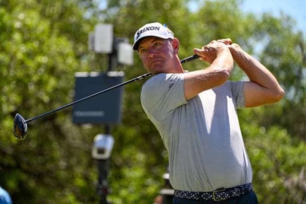 SAN ANTONIO, TX - APRIL 05: Lucas Glover (USA) watches his tee shot on 9 during Rd2 of the Valero Texas Open at TPC San Antonio (Oaks Course) on April 5, 2024, in San Antonio, Texas. (Photo by Ken Murray Icon Sportswire) GOLF: APR 05 PGA, Golf Herren Valero Texas Open EDITORIAL USE ONLY Icon2404050332