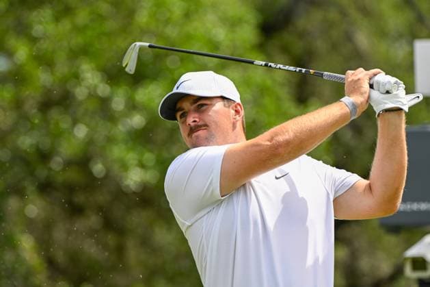 SAN ANTONIO, TX - APRIL 05: Chris Gotterup (USA) watches his tee shot on 12 during Rd2 of the Valero Texas Open at TPC San Antonio (Oaks Course) on April 5, 2024, in San Antonio, Texas. (Photo by Ken Murray Icon Sportswire) GOLF: APR 05 PGA, Golf Herren Valero Texas Open EDITORIAL USE ONLY Icon2404050412