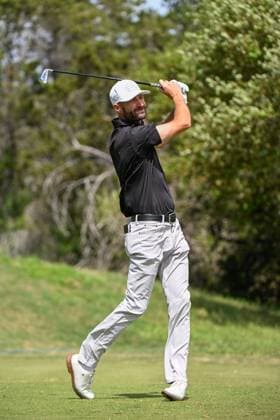 SAN ANTONIO, TX - APRIL 05: Nicholas Lindheim (USA) watches his tee shot on 13 during Rd2 of the Valero Texas Open at TPC San Antonio (Oaks Course) on April 5, 2024, in San Antonio, Texas. (Photo by Ken Murray Icon Sportswire) GOLF: APR 05 PGA, Golf Herren Valero Texas Open EDITORIAL USE ONLY Icon2404050442