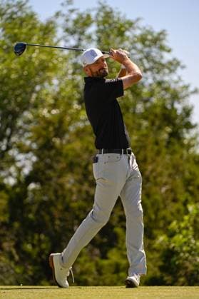 SAN ANTONIO, TX - APRIL 05: Nicholas Lindheim (USA) watches his tee shot on 15 during Rd2 of the Valero Texas Open at TPC San Antonio (Oaks Course) on April 5, 2024, in San Antonio, Texas. (Photo by Ken Murray Icon Sportswire) GOLF: APR 05 PGA, Golf Herren Valero Texas Open EDITORIAL USE ONLY Icon2404050462