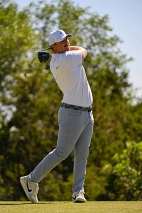SAN ANTONIO, TX - APRIL 05: Chris Gotterup (USA) watches his tee shot on 15 during Rd2 of the Valero Texas Open at TPC San Antonio (Oaks Course) on April 5, 2024, in San Antonio, Texas. (Photo by Ken Murray Icon Sportswire) GOLF: APR 05 PGA, Golf Herren Valero Texas Open EDITORIAL USE ONLY Icon2404050472