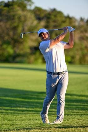 SAN ANTONIO, TX - APRIL 05: Chris Gotterup (USA) hits his second shot on 8 during Rd2 of the Valero Texas Open at TPC San Antonio (Oaks Course) on April 5, 2024, in San Antonio, Texas. (Photo by Ken Murray Icon Sportswire) GOLF: APR 05 PGA, Golf Herren Valero Texas Open EDITORIAL USE ONLY Icon2404050532