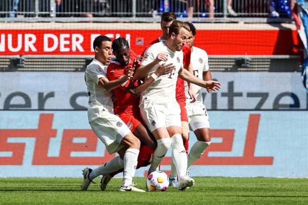 Sport Themen der Woche KW14 Sport Bilder des Tages Omar Haktab Traore (FC Heidenheim, 23) wird von Harry Kane (FC Bayern Muenchen, 09) und Jamal Musiala (FC Bayern Muenchen, 42) in die Zange genommen GER, 1. FC Heidenheim 1846 vs. FC Bayern Muenchen, Fussball 1.Bundesliga, 28. Spieltag, 06.04.2024, Saison 2023 2024 DFL REGULATIONS PROHIBIT ANY USE OF PHOTOGRAPHS AS IMAGE SEQUENCES AND OR QUASI-VIDEO GER, 1. FC Heidenheim 1846 vs. FC Bayern Muenchen, Fussball 1.Bundesliga, 06.04.2024, 28. Spieltag Heidenheim *** Omar Haktab Traore FC Heidenheim, 23 is tackled by Harry Kane FC Bayern Muenchen, 09 and Jamal Musiala FC Bayern Muenchen, 42 GER, 1 FC Heidenheim 1846 vs FC Bayern Muenchen, Soccer 1 Bundesliga, Matchday 28, 06 04 2024, Season 2023 2024 DFL REGULATES PROHIBIT ANY USE OF PHOTOGRAPHS AS IMAGE SEQUENCES AND OR QUASI VIDEO GER, 1 FC Heidenheim 1846 vs FC Bayern Muenchen, Soccer 1 Bundesliga, 06 04 2024, 28 Matchday Heidenheim Copyright: xEibner-Pressefoto RogerxBuerkex EP_RBE