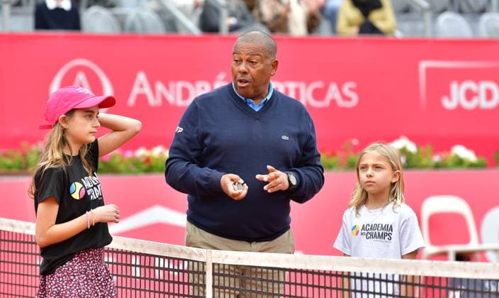 Referee Carlos Bernardes Brazil at the semifinals of the Estoril Open Estoril Open, Portugal, April 6, 2024 Referee Carlos Bernardes Brazil with two Portuguese tennis talents before the start of the semifinal match at the Estoril Open in Portugal between Hubert Hurkacz Poland and Cristian Garin Chile, both not in the picture Estoril Estoril Tennis Club Lisbon Portugal