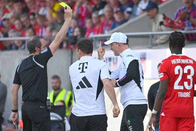 Sport Themen der Woche KW14 Sport Bilder des Tages Schiedsrichter Robert Schroeder zeigt Trainer Thomas TUCHEL (Bayern Muenchen) die Gelbe Karte,Verwarnung, Fussball 1. Bundesliga Saison 2023 2024, 28.Spieltag, Spieltag28, 1.FC Heidenheim - FC Bayern Muenchen 3-2 am 06.04.2024 , VOITH A R E N A *** Referee Robert Schroeder shows coach Thomas TUCHEL Bayern Muenchen the yellow card,Warning, Soccer 1 Bundesliga Season 2023 2024, 28 Matchday, Matchday28, 1 FC Heidenheim FC Bayern Muenchen 3 2 on 06 04 2024 , VOITH A R E N A