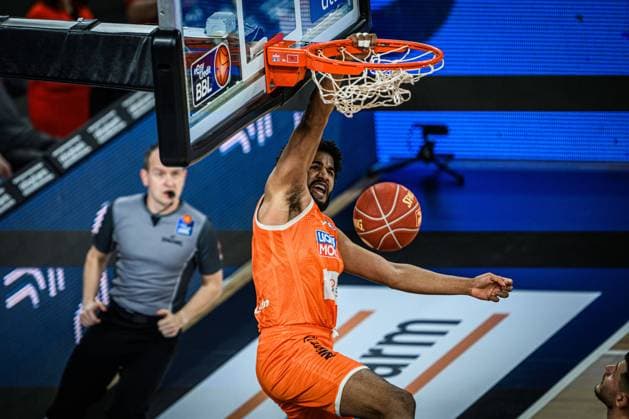 06 04 2024, ratiopharm Arena, Germany, Neu Ulm, ratiopharm ulm vs Bamberg Baskets Basketball Bundesliga, L J Figueroa ratiopharm ulm in action, on the ball, single action Photo H Langer ratiopharm Arena Neu Ulm Germany 541_ULMBAM20240406_065 Langer-541