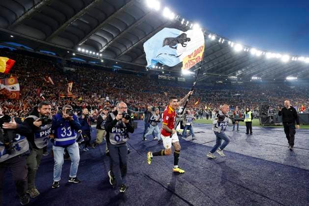 Gianluca Mancini (AS Roma) celebrates at the end of the match by waving a flag against SS Lazio, Serie A Tim, AS Roma vs SS Lazio, Olimpico Stadium, April 6, 2024, Rome, Italy.