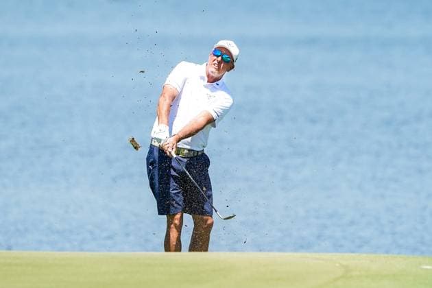 April 6, 2024, Doral, Florida, USA: Phil Mickelson of the HyFlyers chips on to the 16th green during the second round of LIV Golf Miami at Trump National Doral. Doral USA - ZUMAw109 20240406_fap_w109_009 Copyright: xDebbyxWongx