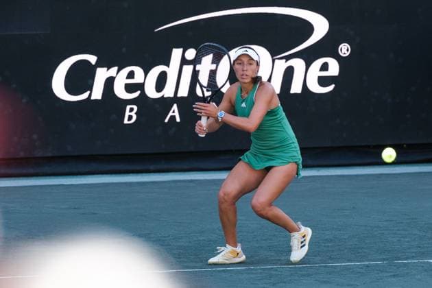 April 6, 2024, Charleston, South Carolina, USA: (1) JESSICA PEGULA of the USA hits the ball during her semi finals match against (4) DARIA KASATKINA eventually losing in overtime Charleston USA - ZUMAv134 20240406_zsp_v134_001 Copyright: xMaxwellxVittoriox