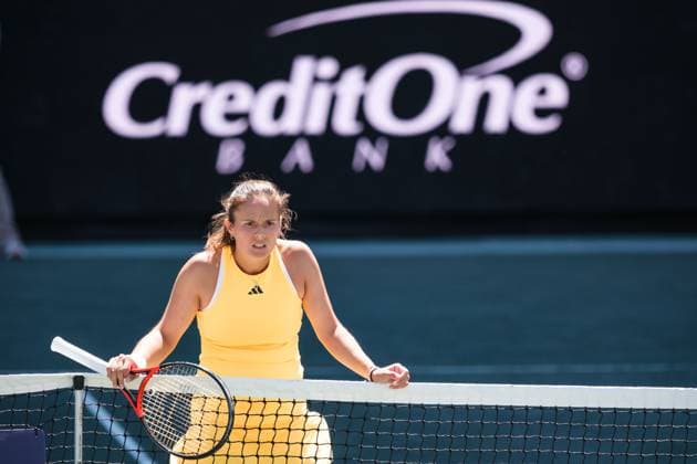 April 6, 2024, Charleston, South Carolina, USA: (4) DARIA KASATKINA stands at the net as the referee shows where the ball landed during her semi finals match against (1) JESSICA PEGULA of the USA eventually winning in overtime Charleston USA - ZUMAv134 20240406_zsp_v134_010 Copyright: xMaxwellxVittoriox