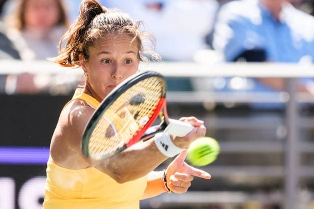 April 6, 2024, Charleston, South Carolina, USA: (4) DARIA KASATKINA hits the ball during her semi finals match against (1) JESSICA PEGULA of the USA eventually winning and moving on to the finals on Sunday at the WTA, Tennis Damen 500 Series Credit One Charleston Open Charleston USA - ZUMAv134 20240406_zsp_v134_034 Copyright: xMaxwellxVittoriox