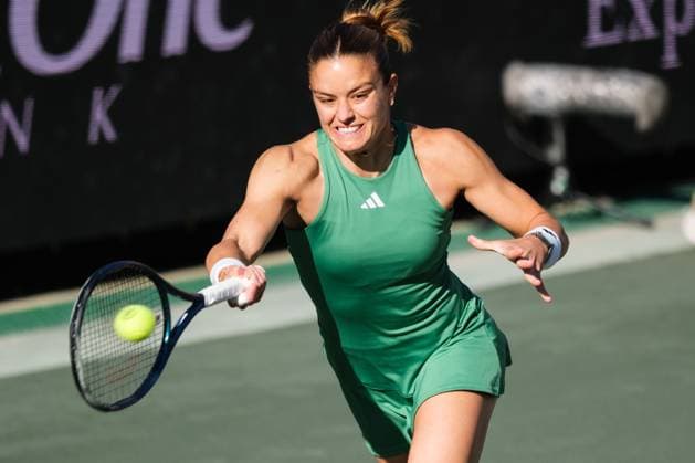 April 6, 2024, Charleston, South Carolina, USA: (3) MARIA SAKKARI of Greece hits the ball to DANIELLE COLLINS of the USA during their semi finals match at the Credit One Charleston Open Charleston USA - ZUMAv134 20240406_zsp_v134_054 Copyright: xMaxwellxVittoriox