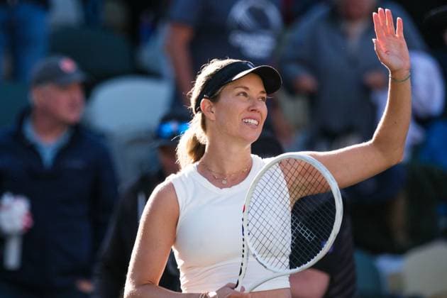 April 6, 2024, Charleston, South Carolina, USA: DANIELLE COLLINS of the USA waves to fans in the crowd after beating (3) MARIA SAKKARI of Greece in the semi finals of the Credit One Charleston Open advancing to the finals Charleston USA - ZUMAv134 20240406_zsp_v134_061 Copyright: xMaxwellxVittoriox