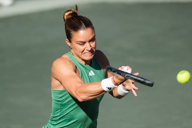 April 6, 2024, Charleston, South Carolina, USA: (3) MARIA SAKKARI of Greece hits the ball to DANIELLE COLLINS of the USA during their semi finals match at the Credit One Charleston Open Charleston USA - ZUMAv134 20240406_zsp_v134_062 Copyright: xMaxwellxVittoriox