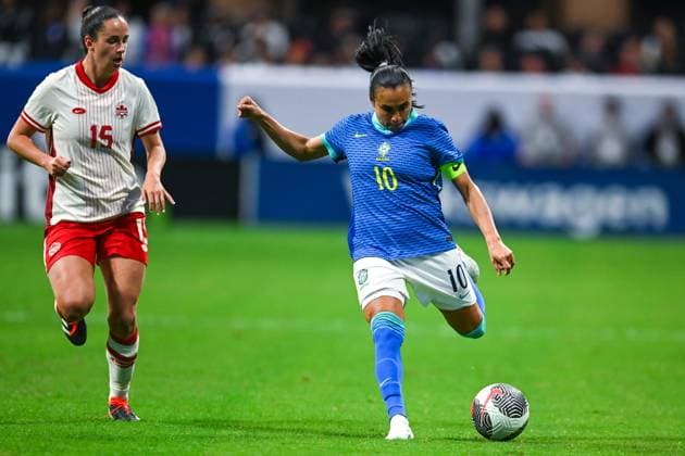 ATLANTA, GA Ã APRIL 06: Brazil forward Marta (10) passes the ball during the SheBelieves Cup match between Brazil and Canada on April 06, 2024 at Mercedes-Benz Stadium in Atlanta, GA. (Photo by Rich von Biberstein Icon Sportswire) SOCCER: APR 06 Women s SheBelieves Cup - Brazil vs Canada EDITORIAL USE ONLY Icon240405031