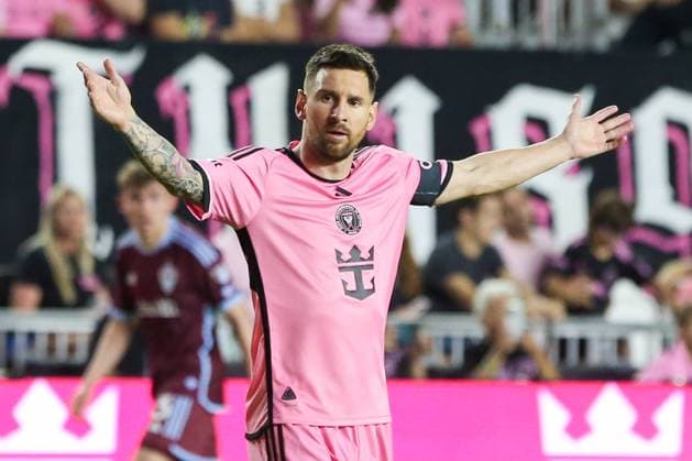 April 6, 2024, Fort Lauderdale, Florida, USA: Inter Miami CF forward Lionel Messi (L) reacts to a call during the second half against the Colorado Rapids at Chase Stadium. Fort Lauderdale USA - ZUMAw109 20240406_fap_w109_032 Copyright: xDebbyxWongx