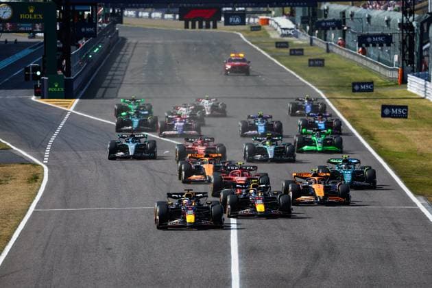 Restart of the race: 01 VERSTAPPEN Max (nld), Red Bull Racing RB20, 11 PEREZ Sergio (mex), Red Bull Racing RB20, 04 NORRIS Lando (gbr), McLaren F1 Team MCL38, 14 ALONSO Fernando (spa), Aston Martin F1 Team AMR24, action during the Formula 1 MSC Cruises Japanese Grand Prix 2024, 4th round of the 2024 Formula One World Championship, WM, Weltmeisterschaft from April 5 to 7, 2024 on the Suzuka International Racing Course, in Suzuka, Japan - F1 - JAPANESE GRAND PRIX 2024 DPPI Panoramic 240407_R04_GIAPPONE_FG_21855