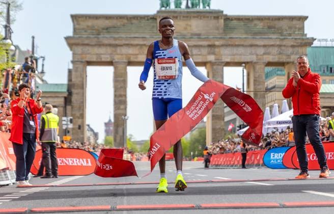 Bilder des Jahres 2024, Sport 04 April Sport Themen der Woche KW14 Sport Bilder des Tages Berlin, 07.04.24, Leichtathletik, Generali Berliner Halbmarathon 2024. Daniel Ebenyo aus Kenia laeuft ins Ziel und gewinnt den diesjaehrigen Halbmarathon. Generali Berlin Halbmarathon 2024 *** Berlin, 07 04 24, Athletics, Generali Berlin Half Marathon 2024 Daniel Ebenyo from Kenya crosses the finish line to win this years Generali Berlin Half Marathon 2024