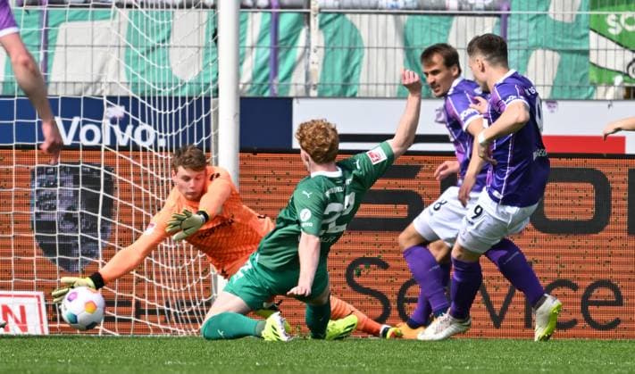 07 04 2024 Soccer Season 2023 2024 2 Soccer Bundesliga 28 Matchday VfL Osnabrück SpVgg Greuther Fürth Kleeblatt Sportfoto Zink xwoxzix DFL regulations prohibit any use of photographs as image sequences and or quasi video only for editorial use Erik Engelhardt 9, VfL Osnabrück scored goal goal shot for 1 0 against Robert Wagner 22, SpVgg Greuther Fürth Jonas Urbig 40, SpVgg Greuther Fürth