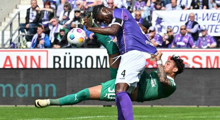 07 04 2024 Soccer Season 2023 2024 2 Soccer Bundesliga 28 Matchday VfL Osnabrück SpVgg Greuther Fürth Kleeblatt Sportfoto Zink xwoxzix DFL regulations prohibit any use of photographs as image sequences and or quasi video only for editorial use Maxwell Gyamfi 4, VfL Osnabrück Armindo Sieb 30, SpVgg Greuther Fürth Fallrückzieher Szene zu gelbe Karte Gelb für Armindo Sieb 30, SpVgg Greuther Fürth
