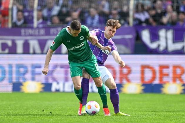 2 Bundesliga VfL Osnabrück SpVgg Greuther Fürth on 07 04 2024 at Bremer Brücke in Osnabrück Branimir Hrgota Fuerth in a duel against Florian Kleinhansl Osnabrueck MT