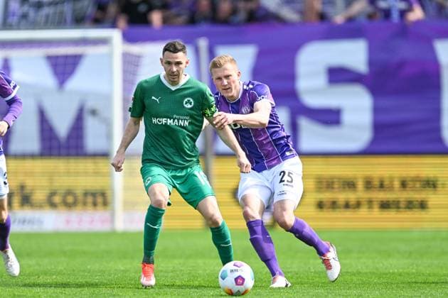 2 Bundesliga VfL Osnabrück SpVgg Greuther Fürth on 07 04 2024 at Bremer Brücke in Osnabrück Branimir Hrgota Fuerth in a duel against Niklas Wiemann Osnabrueck MT