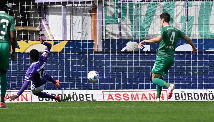 07 04 2024 Soccer Season 2023 2024 2 Soccer Bundesliga 28 Matchday VfL Osnabrück SpVgg Greuther Fürth Kleeblatt Sportfoto Zink xwoxzix DFL regulations prohibit any use of photographs as image sequences and or quasi video only for editorial use Christian Conteh 17, VfL Osnabrück scores goal goal shot for 2 0 against Damian Michalski 4, SpVgg Greuther Fürth