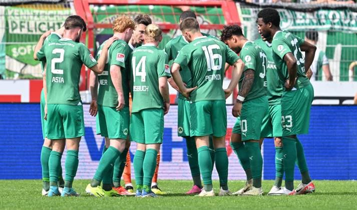 07 04 2024 Soccer Season 2023 2024 2 Soccer Bundesliga 28 Matchday VfL Osnabrück SpVgg Greuther Fürth Kleeblatt Sportfoto Zink xwoxzix DFL regulations prohibit any use of photographs as image sequences and or quasi video only for editorial use Teamkreis Mannschaft Team Fürth Branimir Hrgota 10 SpVgg Greuther Fürth after conceding goal to 2 0 by Christian Conteh 17, VfL Osnabrück