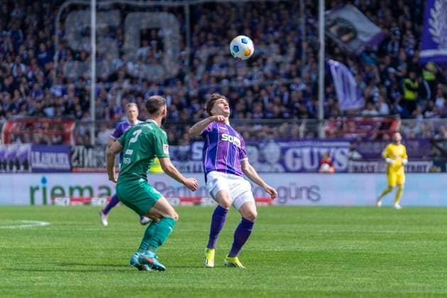 Simon Asta SpVgg Greuther Fuerth, 02 , Florian Kleinhansl VfL Osnabrueck, 03 GER, VfL Osnabrueck vs SpVgg Greuther Fuerth, Football, 2 Bundesliga, Matchday 28, Season 2023 2024, 07 04 2024 DFL REGULATES PROHIBIT ANY USE OF PHOTOGRAPHS AS IMAGE SEQUENCES AND OR QUASI VIDEO VfL Osnabrueck vs SpVgg Greuther Fuerth, Football, 2 Bundesliga, Matchday 28, Season 2023 2024, 07 04 2024 Osnabrueck Copyright: xEibner-Pressefoto FabioxDeinertx EP_FDT