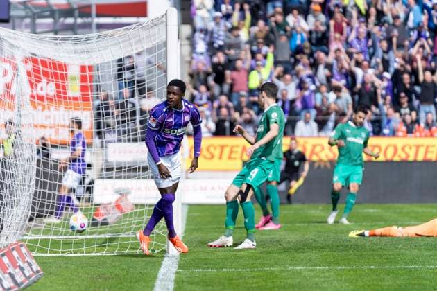 Celebration after the 2-0 goal by Christan Conteh VfL Osnabrueck, 17 GER, VfL Osnabrueck vs SpVgg Greuther Fuerth, Soccer, 2 Bundesliga, Matchday 28, Season 2023 2024, 07 04 2024 DFL REGULATES PROHIBIT ANY USE OF PHOTOGRAPHS AS IMAGE SEQUENCES AND OR QUASI VIDEO VfL Osnabrueck vs SpVgg Greuther Fuerth, Football, 2 Bundesliga, Matchday 28, Season 2023 2024, 07 04 2024 Osnabrueck Copyright: xEibner-Pressefoto FabioxDeinertx EP_FDT