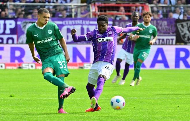 07 04 2024 Soccer Season 2023 2024 2 Soccer Bundesliga 28 Matchday VfL Osnabrück SpVgg Greuther Fürth Kleeblatt Sportfoto Zink MeZi xmexzix DFL regulations prohibit any use of photographs as image sequences and or quasi video only for editorial use Maximilian Solomon Dietz 33, SpVgg Greuther Fürth, li Christian Conteh 17, VfL Osnabrück