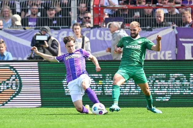 2 Bundesliga VfL Osnabrück SpVgg Greuther Fürth on 07 04 2024 at Bremer Brücke in Osnabrück Florian Kleinhansl Osnabrueck in a tackle against Simon Asta Fuerth MT