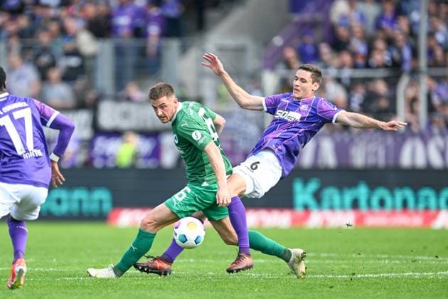 2 Bundesliga VfL Osnabrück SpVgg Greuther Fürth on 07 04 2024 at Bremer Brücke in Osnabrück Lukas Petkov Fuerth in a duel against Maximilian Thalhammer Osnabrueck MT