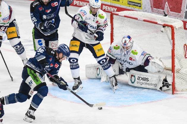 Bilder des Jahres 2024, Sport 04 April Sport Themen der Woche KW14 Sport Bilder des Tages Straubing Tigers vs. Grizzlys Wolfsburg, Eishockey, Deutsche Eishockey Liga, Penny DEL, 3.Spieltag Playoffs Viertelfinale, Saison 2022 2023, 19.03.2023 Marcel Brandt (Straubing Tigers) mit der Chance vor Jake Hildebrand (Eisbären Eisbaeren Berlin), Eishockey Herren, Deutsche Eishockey Liga, Penny DEL, PlayOffs Halbfinale, 4. Spieltag, Saison 2023 2024 am 07.04.2024 im Eisstadion am Pulverturm, Straubing Tigers (blau) gegen Eisbären Eisbaeren Berlin (weiss) *** Straubing Tigers vs Grizzlys Wolfsburg, Ice Hockey, German Ice Hockey League, Penny DEL, Matchday 3 Playoffs Quarterfinals, Season 2022 2023, 19 03 2023 Marcel Brandt Straubing Tigers with the chance in front of Jake Hildebrand Eisbären Eisbaeren Berlin , Ice Hockey Men, German Ice Hockey League, Penny DEL, PlayOffs Semi-Final, Matchday 4, Season 2023 2024 on 07 04 2024 at the Eisstadion am Pulverturm, Straubing Tigers blue against Eisbären Eisbaeren Berlin white