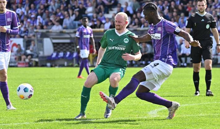 07 04 2024 Soccer Season 2023 2024 2 Soccer Bundesliga 28 Matchday VfL Osnabrück SpVgg Greuther Fürth Kleeblatt Sportfoto Zink xwoxzix DFL regulations prohibit any use of photographs as image sequences and or quasi video only for editorial use Jomaine Consbruch 14, SpVgg Greuther Fürth Maxwell Gyamfi 4, VfL Osnabrück