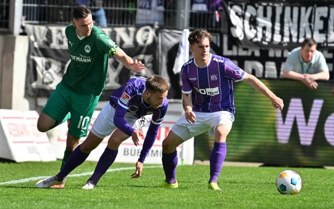 07 04 2024 Soccer Season 2023 2024 2 Soccer Bundesliga 28 Matchday VfL Osnabrück SpVgg Greuther Fürth Kleeblatt Sportfoto Zink xwoxzix DFL regulations prohibit any use of photographs as image sequences and or quasi video only for editorial use Branimir Hrgota 10 SpVgg Greuther Fürth Jannes Wulff 32, VfL Osnabrück Florian Kleinhansl 3, VfL Osnabrück