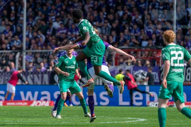 Gideon Jung SpVgg Greuther Fuerth, 23 , Niklas Wiemann VfL Osnabrueck, 25 GER, VfL Osnabrueck vs SpVgg Greuther Fuerth, Football, 2 Bundesliga, Matchday 28, Season 2023 2024, 07 04 2024 DFL REGULATES PROHIBIT ANY USE OF PHOTOGRAPHS AS IMAGE SEQUENCES AND OR QUASI VIDEO VfL Osnabrueck vs SpVgg Greuther Fuerth, Football, 2 Bundesliga, Matchday 28, Season 2023 2024, 07 04 2024 Osnabrueck Copyright: xEibner-Pressefoto FabioxDeinertx EP_FDT