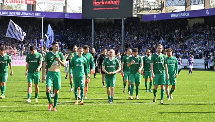 07 04 2024 Soccer Season 2023 2024 2 Soccer Bundesliga 28 Matchday VfL Osnabrück SpVgg Greuther Fürth Kleeblatt Sportfoto Zink xwoxzix DFL regulations prohibit any use of photographs as image sequences and or quasi video only for editorial use Mannschaft Team Fürth disappointed Disappointment after the end of the match